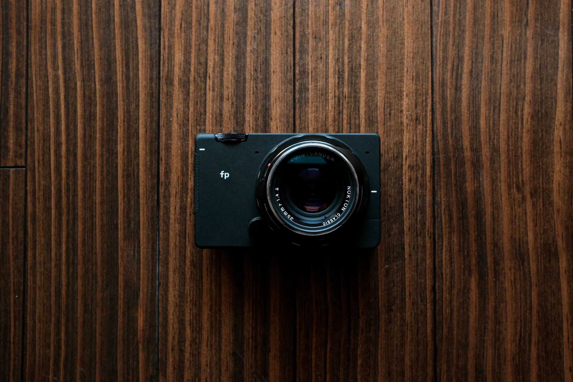 fpにNOKTON classic 35mm F1.4 IIを装着した様子