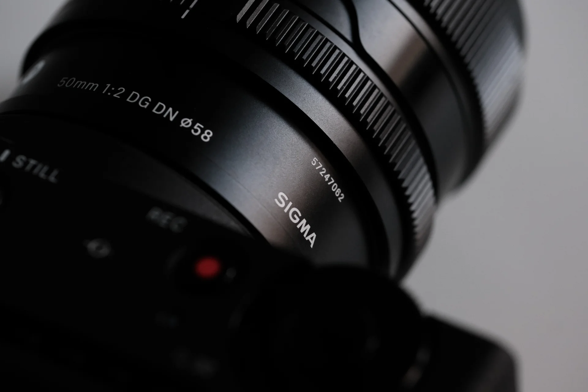 fpに50mm F2 DG DN Contemporaryを装着した様子
